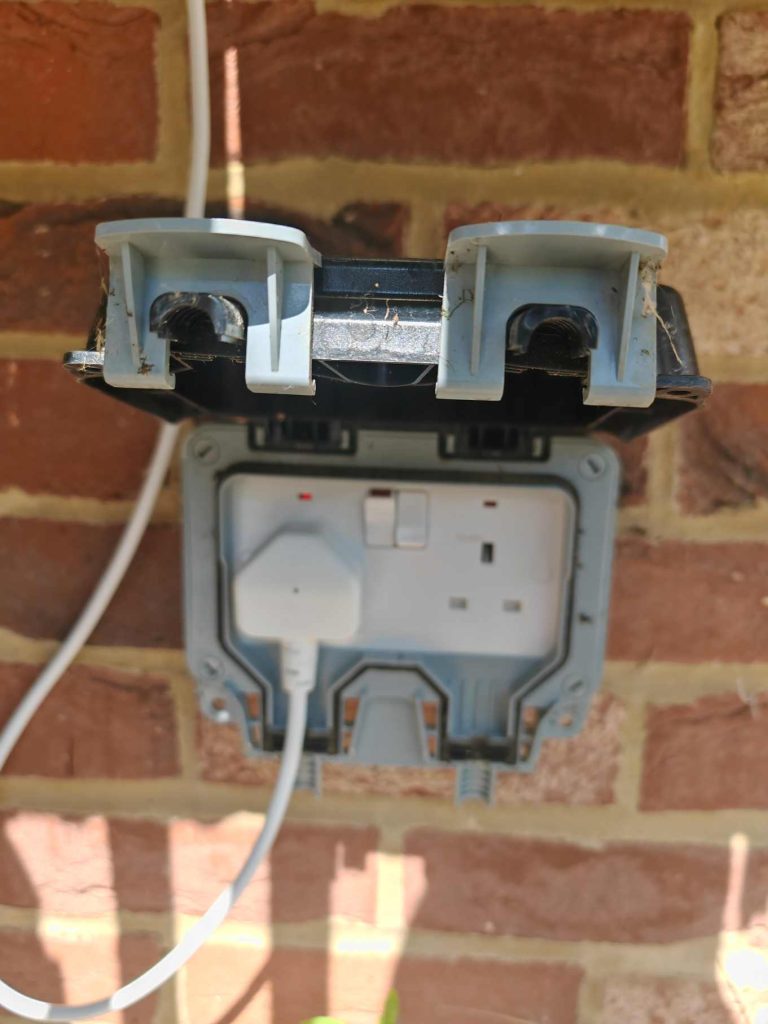 Elite Floodlight WiFi plugged in