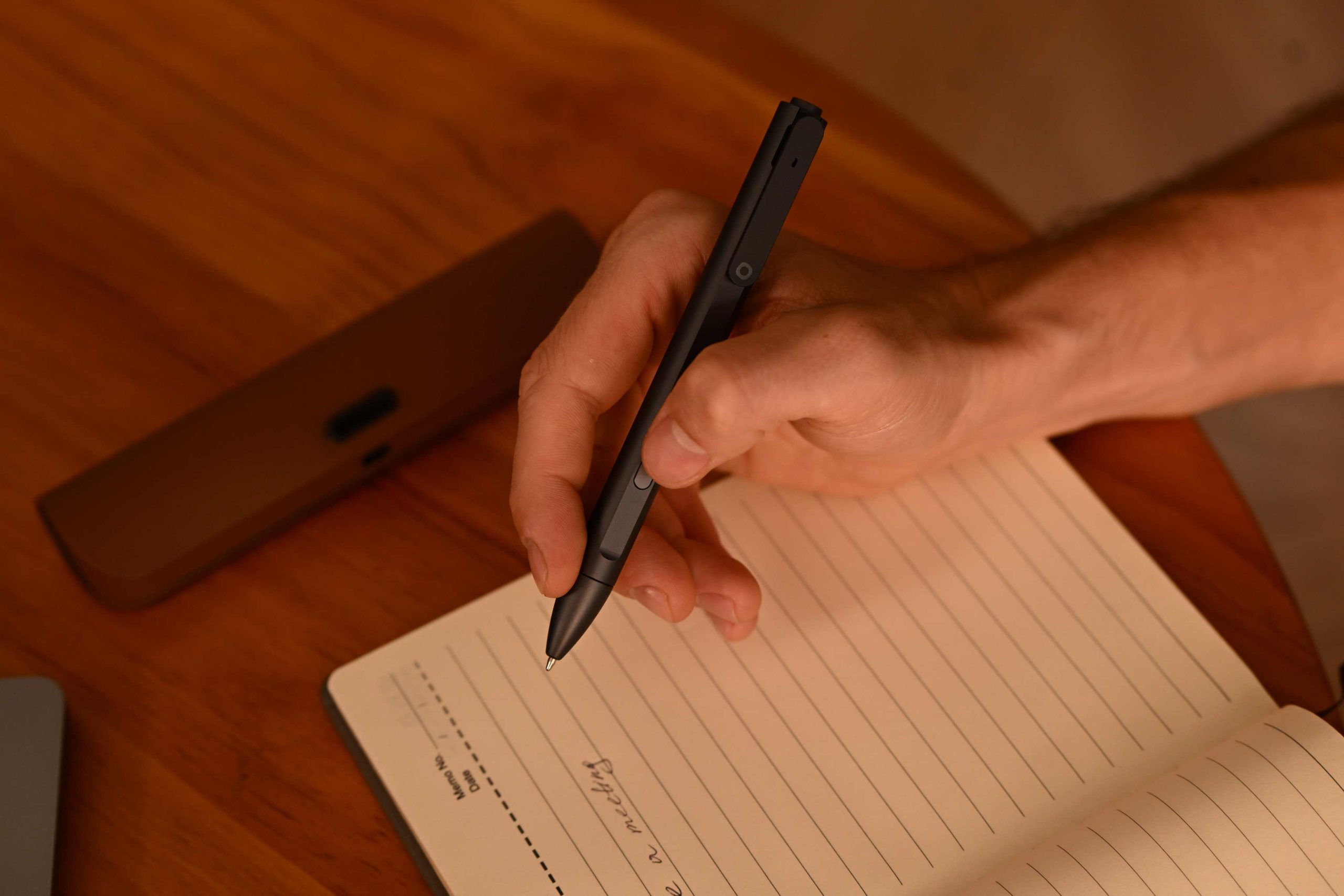 The Flowtica Scribe: A Discreet Pen with a Hidden Power 1 Flowtica lifesyle (3)