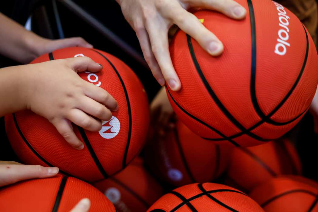 Motorola and EuroLeague Launch Season 2 of Bouncing for Good to Empower Kids Through Tech and Sport 1 YDRAY 022 20241024 FIG1663 (1)