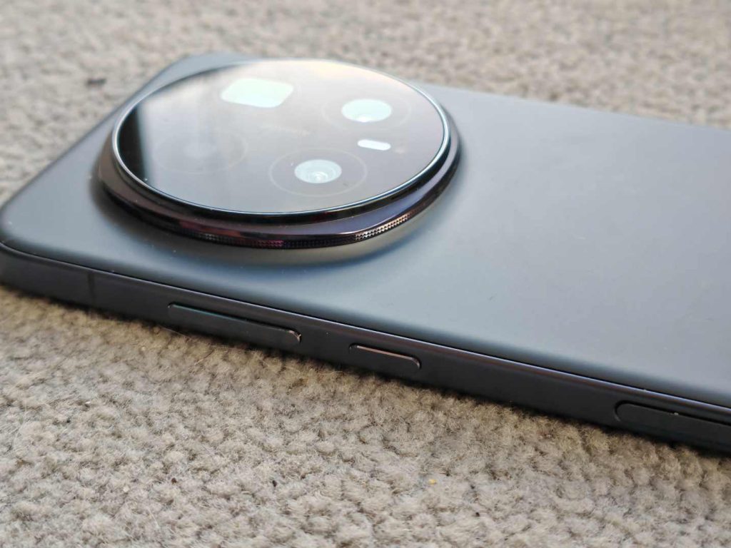 Honor Magic8 Pro side buttons