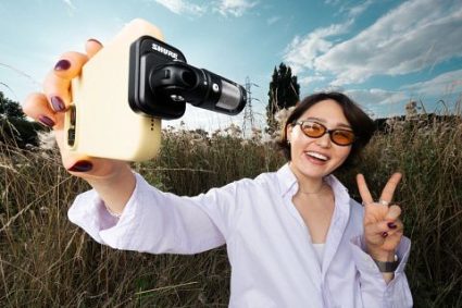 MV88 iPhone Field Vlogging Diana Close Up